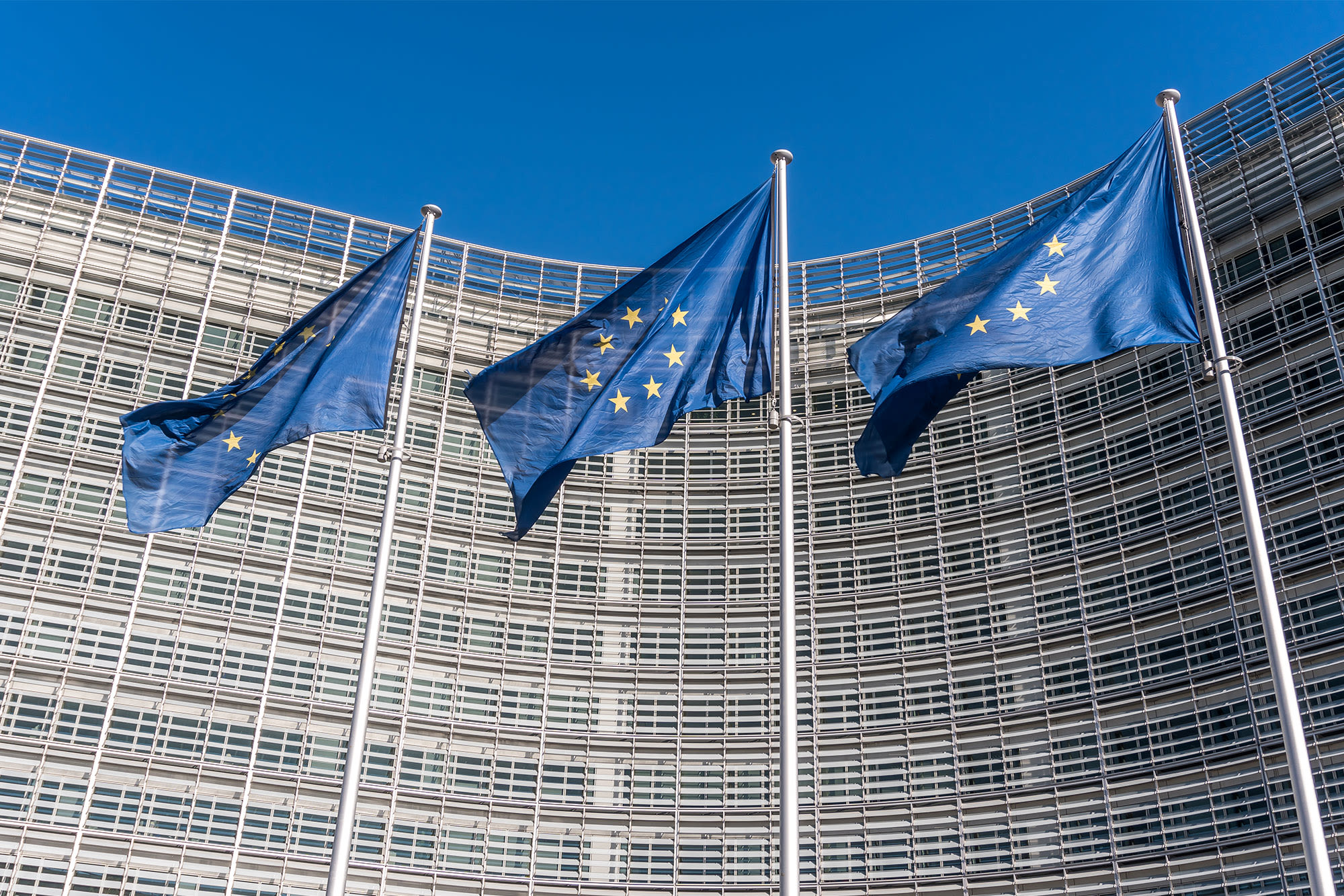 Zastave EU lepršaju ispred zgrade Komisije – BKS Banka podržava klijente u održivim i EU-usklađenim ulaganjima. Zastave EU lepršaju ispred zgrade Komisije – BKS Banka podržava klijente u održivim i EU-usklađenim ulaganjima.