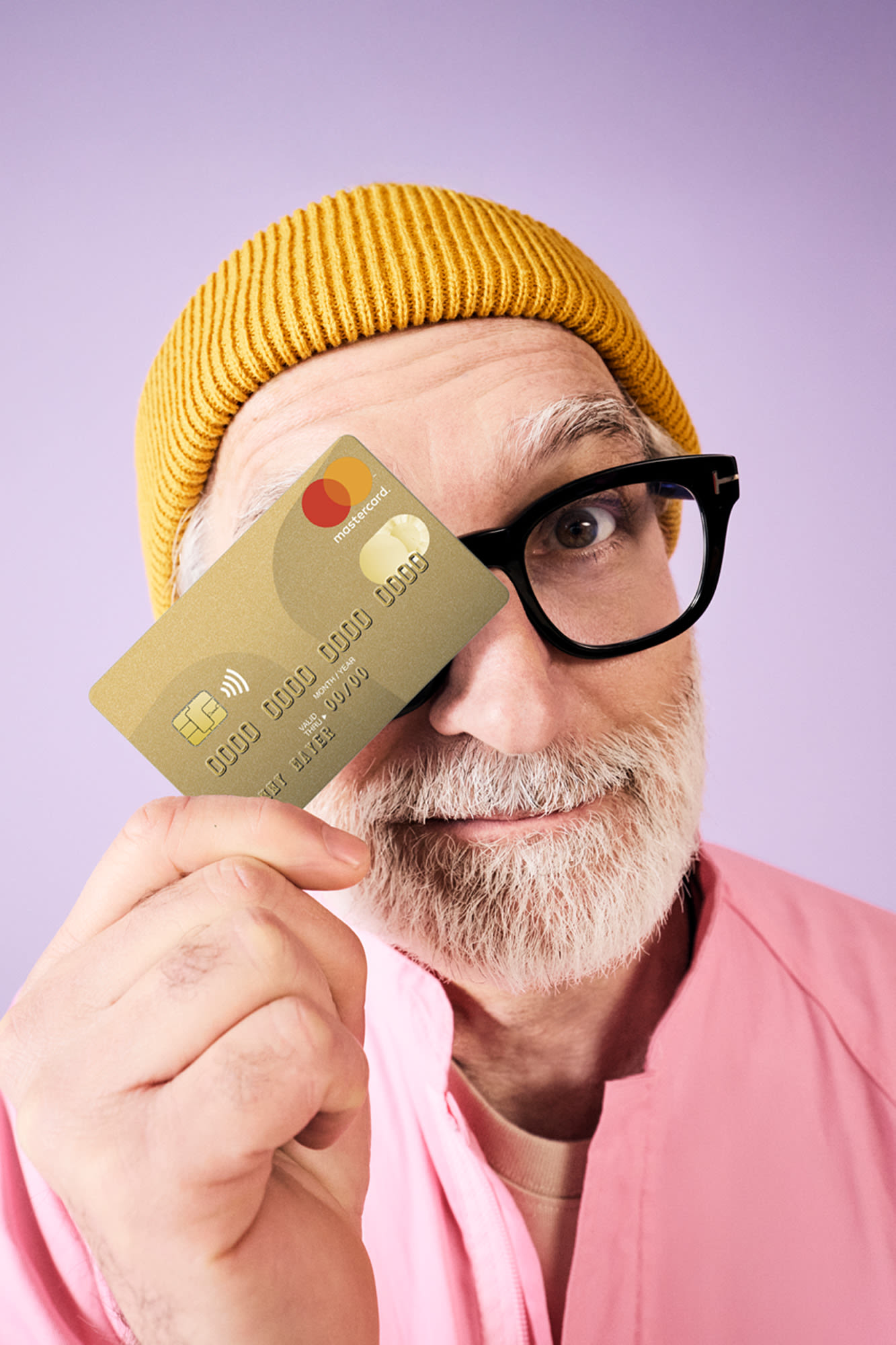 Muškarac drži zlatnu Mastercard karticu ispred oka – premium kartična rješenja sa stilom u BKS Banci. Muškarac drži zlatnu Mastercard karticu ispred oka – premium kartična rješenja sa stilom u BKS Banci.