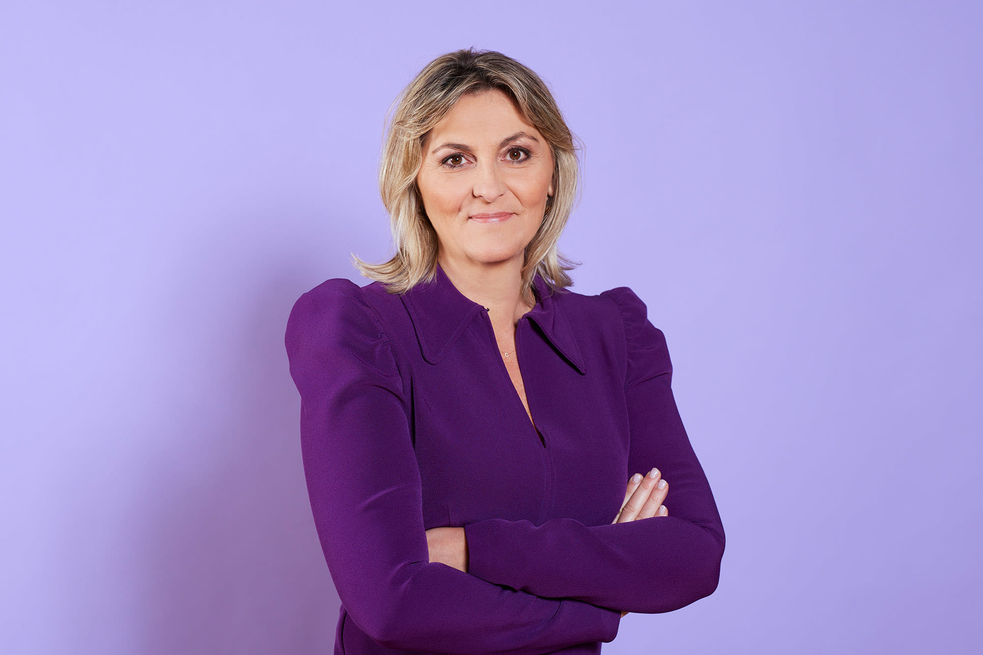 Bild von Renata Maurer Nikolić in lila Oberteil vor lila Hintergrund. Bild von Renata Maurer Nikolić in lila Oberteil vor lila Hintergrund.